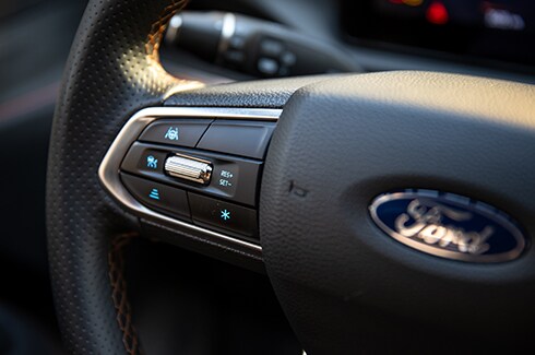 Volante forrado en piel con Controles de Audio y ajuste, equipado en Ford Territory 2026